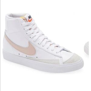 Blazer Mid '77 SE Sneaker Women's Size 7 with light pink Nike Swish